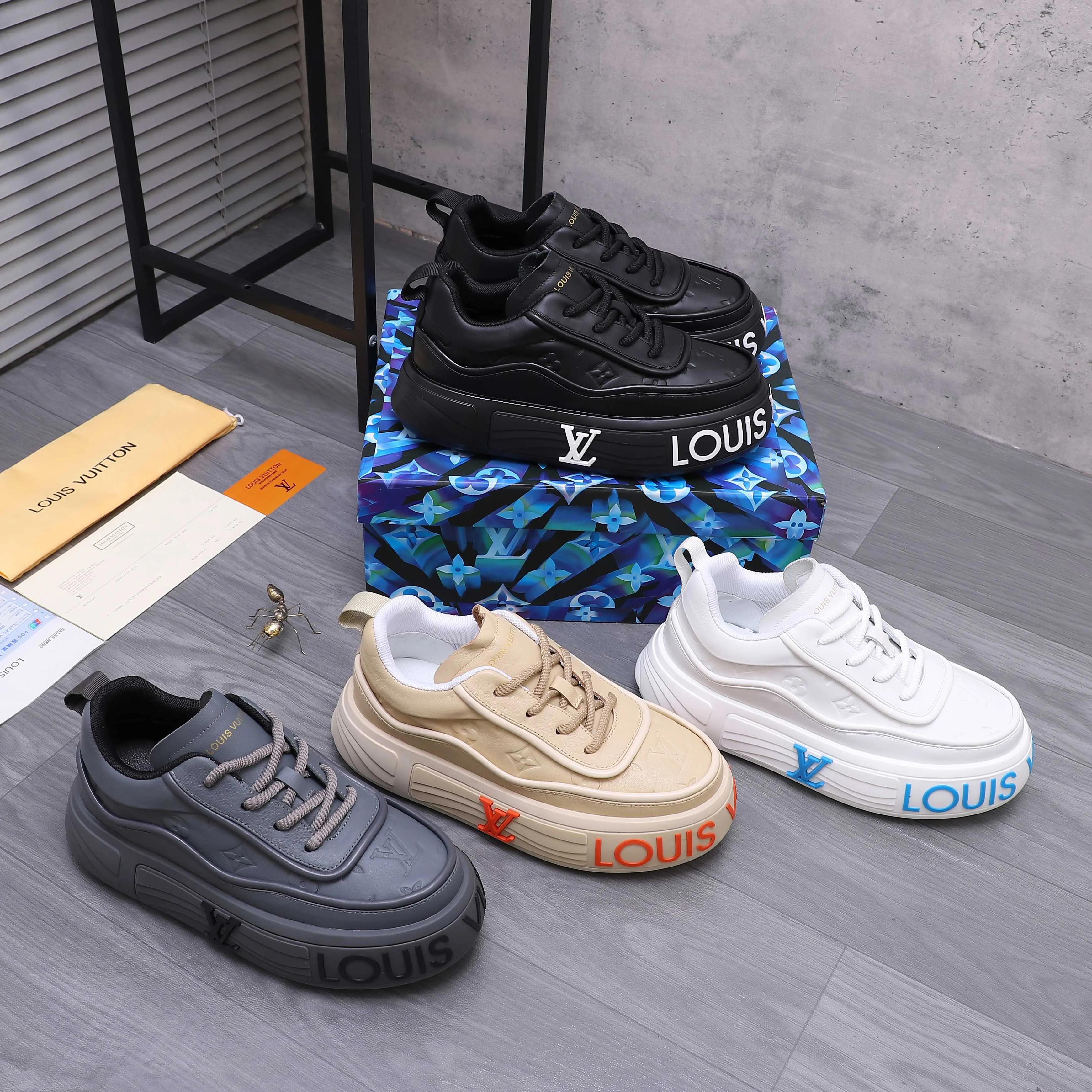 Men's shoes 💰560 Product trademark: LV [Louis Vuitton] casual shoes, regular size. Size: 38-46 (38.45.46 is custom-made and non-returnable) Product materials: Selected high-quality cowhide stitching embossed cowhide upper, cowhide insole, mesh lining, original outsole